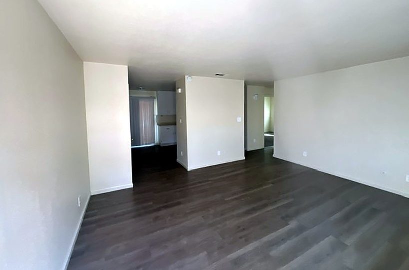 638 S Dayton St, Tulare photo 1