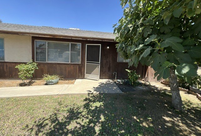 410 S Larkin St #B, Tulare photo 1