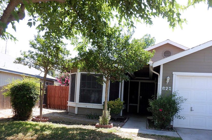 822 Alameda St, Tulare photo 1