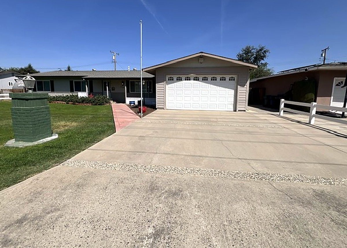 1716 E Academy Ave, Tulare photo 1