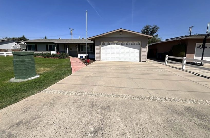 1716 E Academy Ave, Tulare photo 1