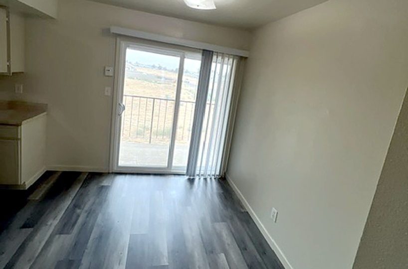 646 S Dayton St, Tulare photo 2