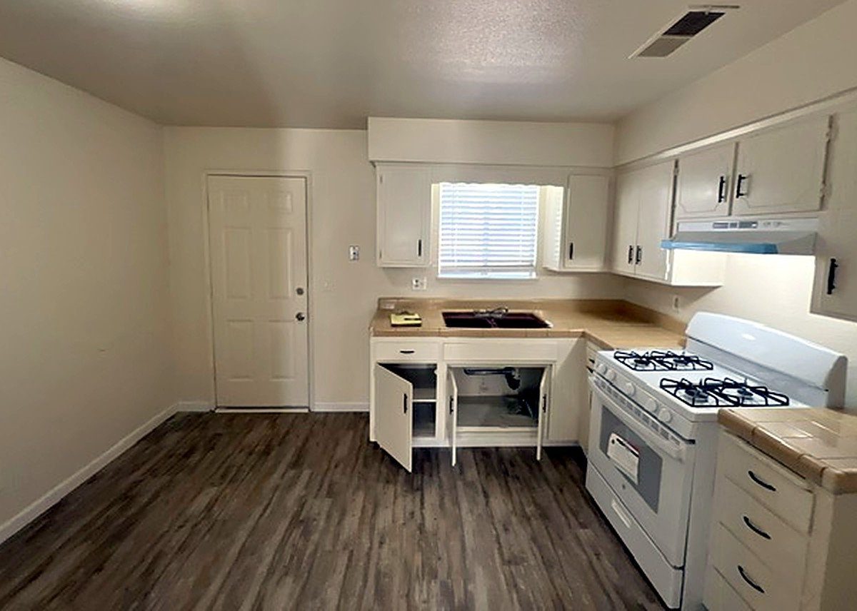 242 S H St #C, Tulare photo 2