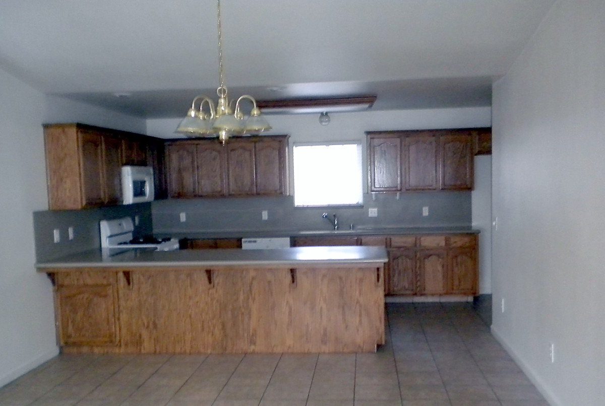 1215 N F St, Tulare photo 2