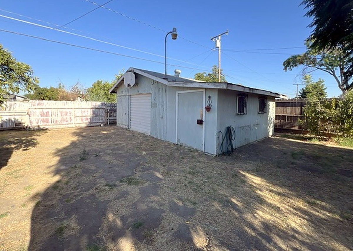725 N G St, Tulare photo 16